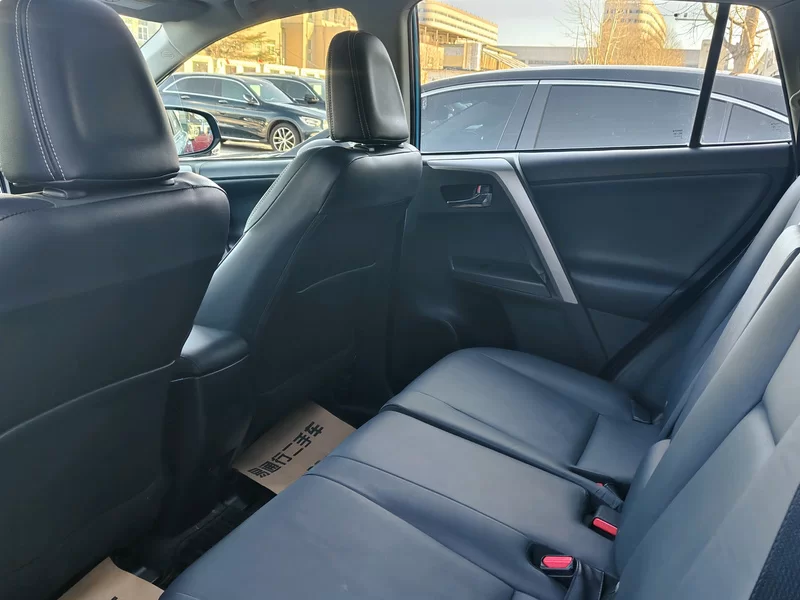 Toyota RAV4 2016 immagine di auto #8