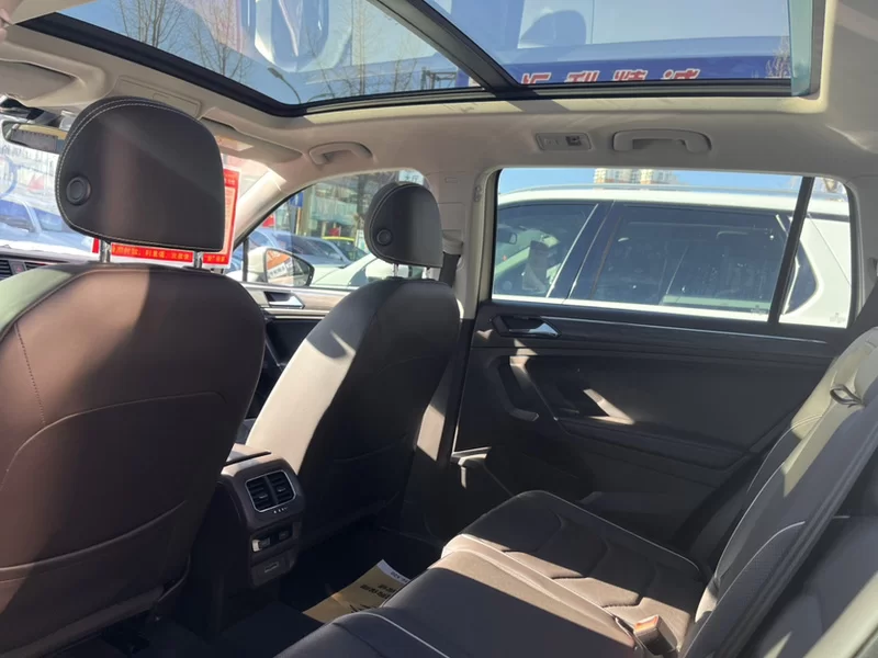 Volkswagen Tiguan L 2017 immagine di auto #8