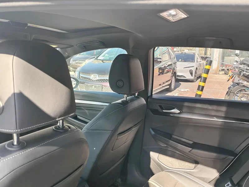 Volkswagen Golf 2023 car image #8