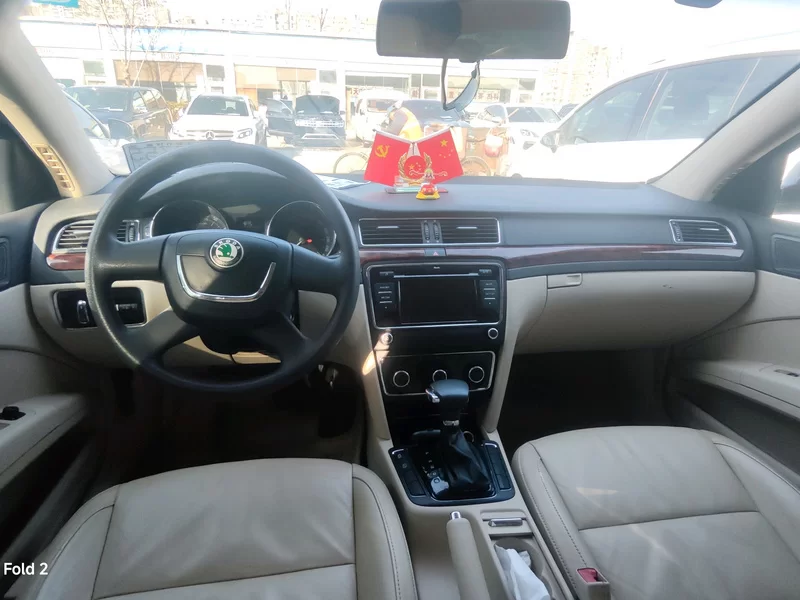 Skoda Superb 2011 car image #8