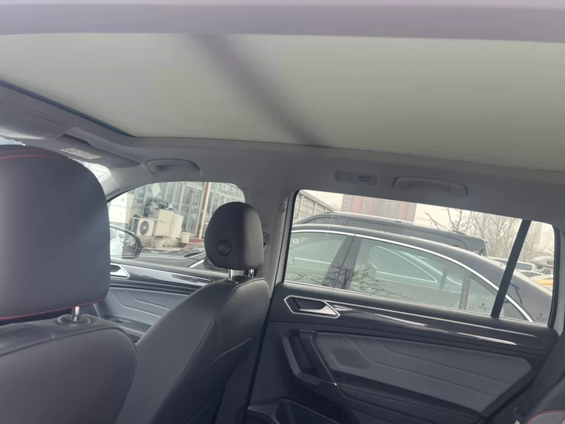 Volkswagen Tiguan L 2023 immagine di auto #8