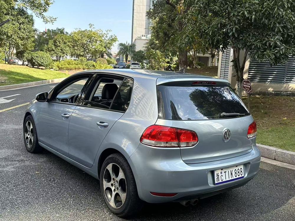 Volkswagen Golf 2010 car image #5