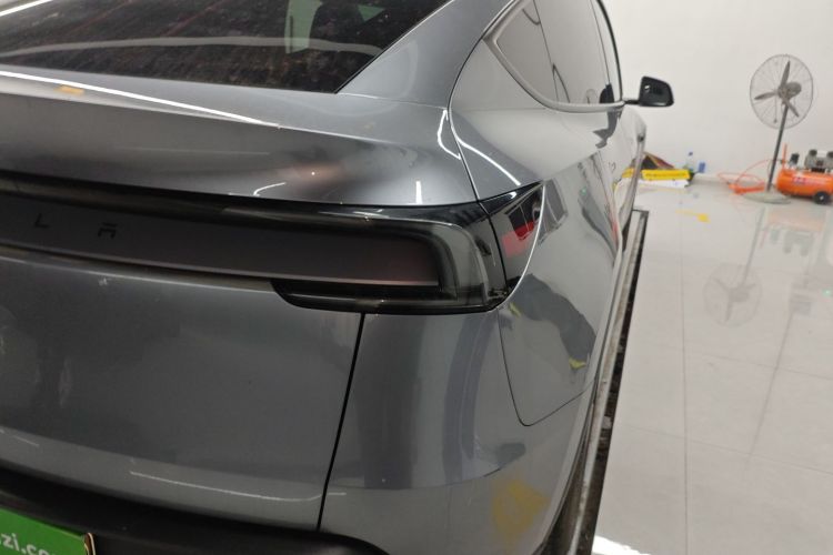 Tesla Model Y 2025 #8 Tesla Model Y 2025 car image #8