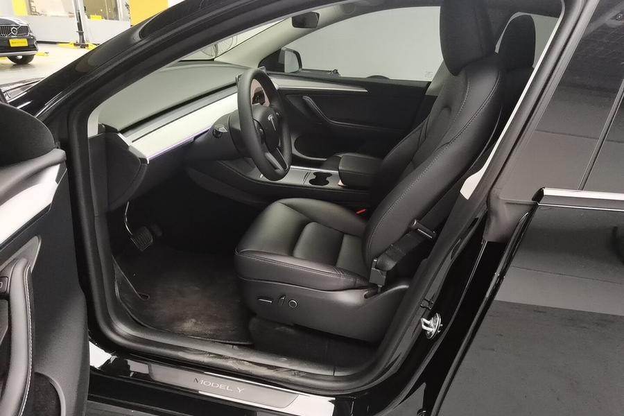 Tesla Model Y 2023 car image #4