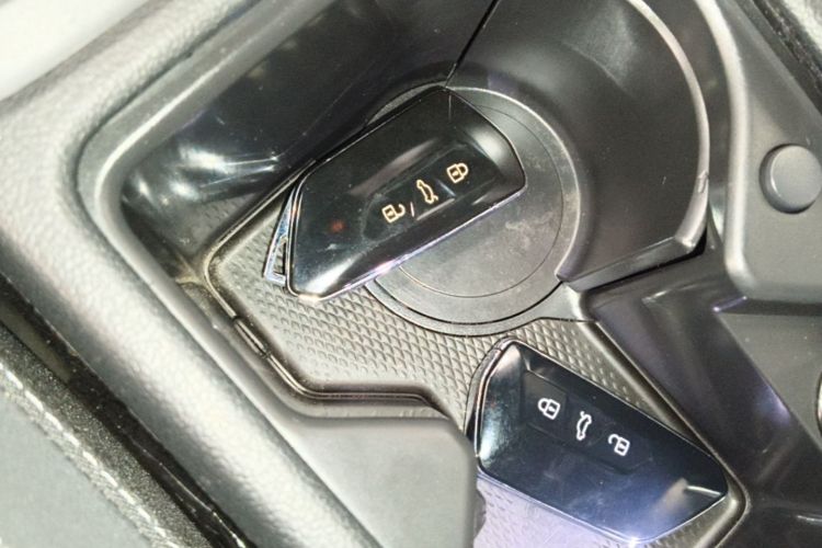Volkswagen Golf 2021 car image #9
