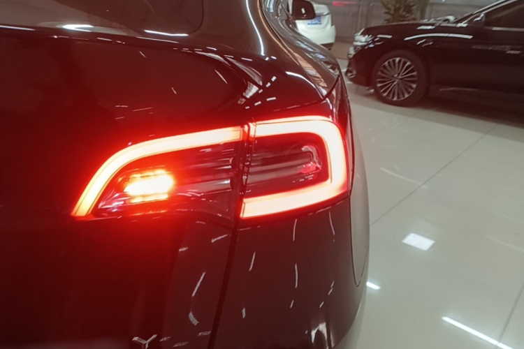 Tesla Model Y 2023 car image #8