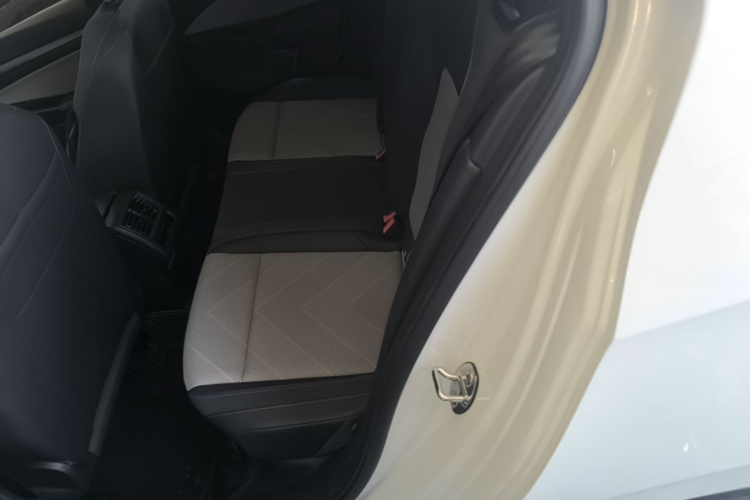 Volkswagen Golf 2025 car image #17