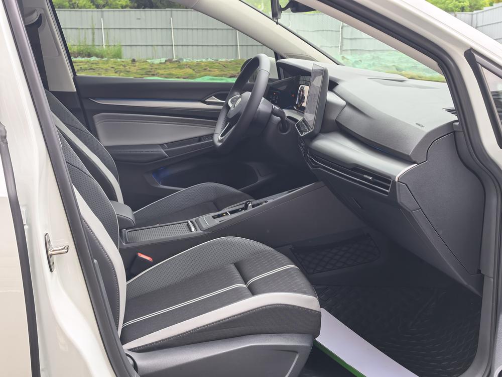 Volkswagen Golf 2025 car image #11