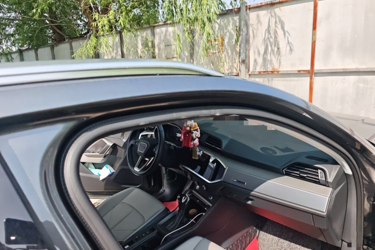 Audi Q3 2020 immagine di auto #23