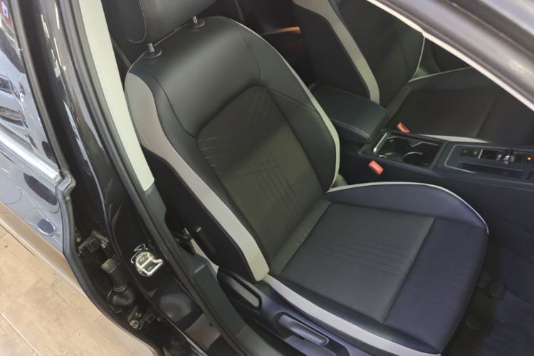 Volkswagen Golf 2021 car image #24