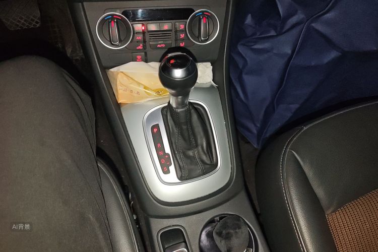 Audi Q3 2017 car image #16