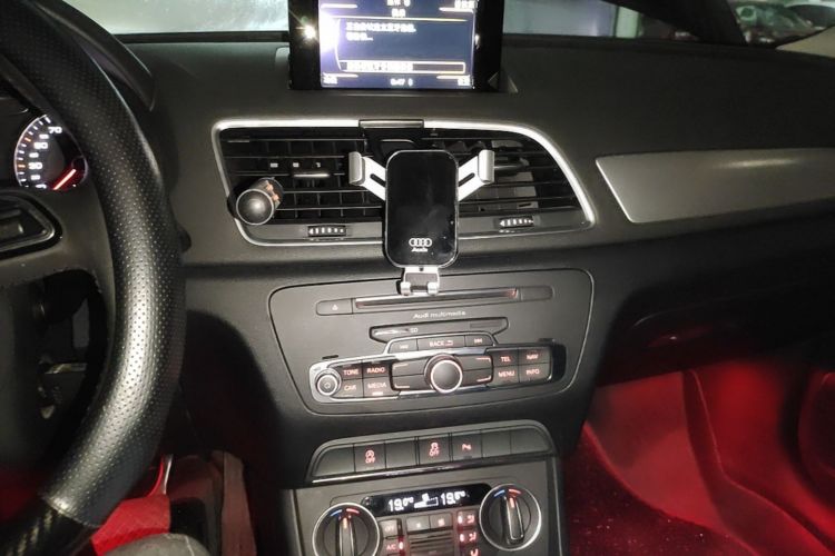 Audi Q3 2019 car image #17