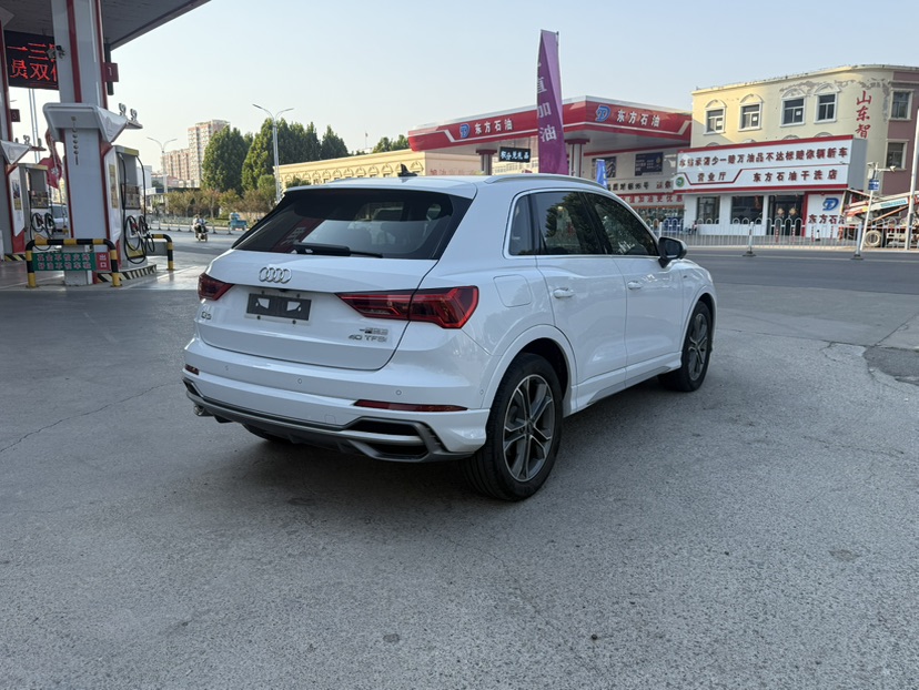 Audi Q3 2022 car image #9
