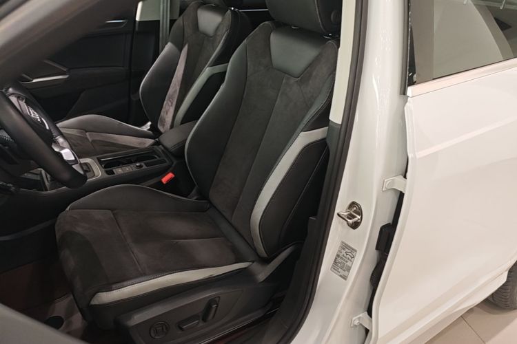 Audi Q3 2022 car image #19