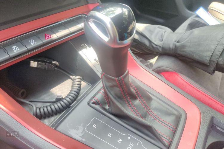 Audi Q3 2020 car image #16