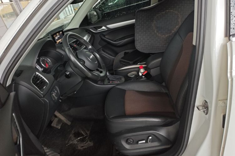 Audi Q3 2019 car image #17