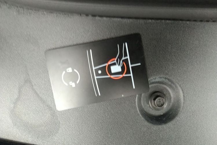 Tesla Model Y 2023 car image #9