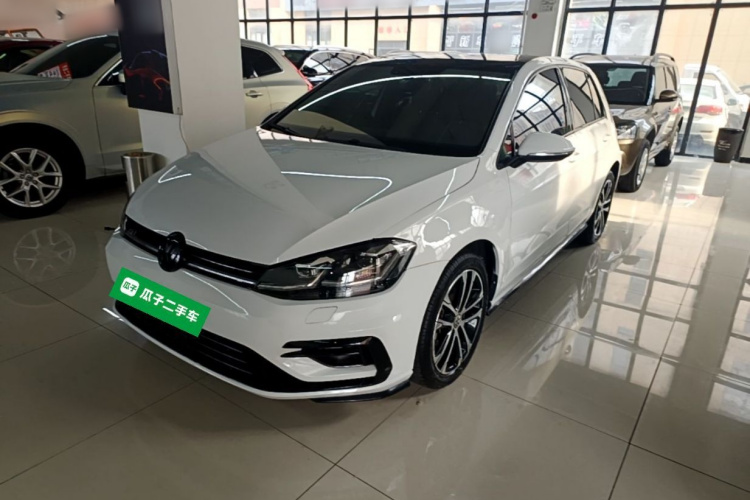 Volkswagen Golf 2020 car image #2