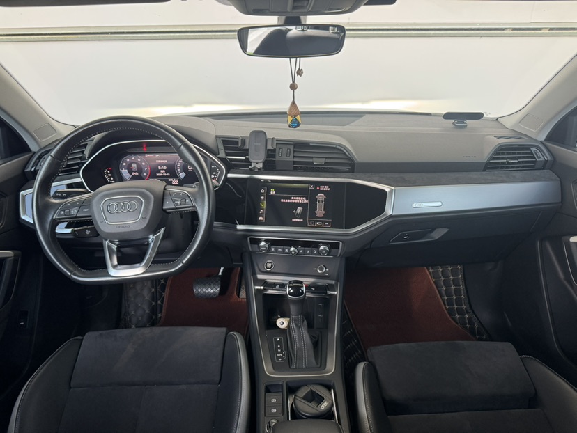 Audi Q3 2021 car image #5
