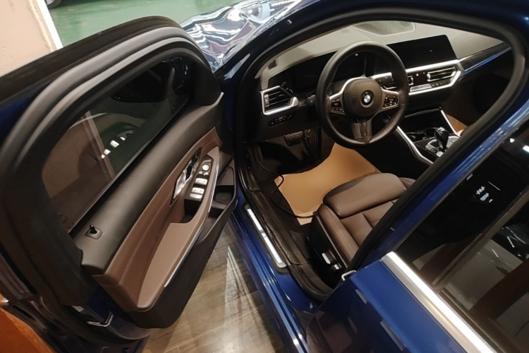 BMW 3 Series 2019 car image #16