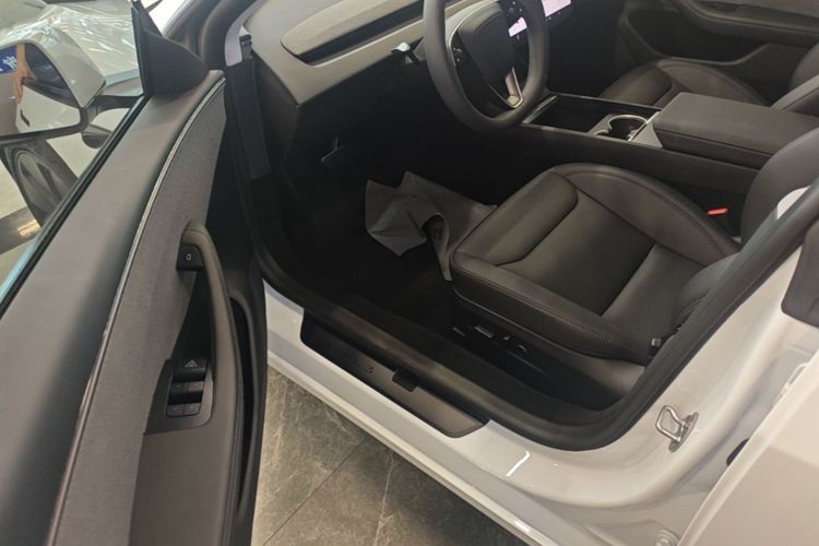 Tesla Model 3 2025 car image #16