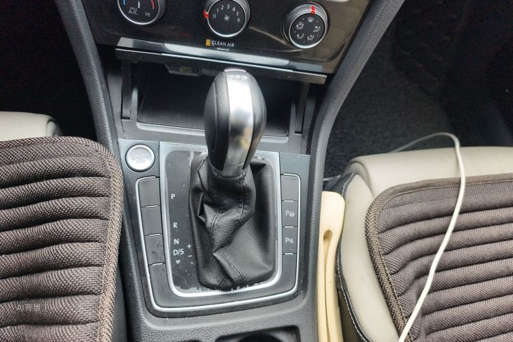 Volkswagen Golf 2017 car image #16