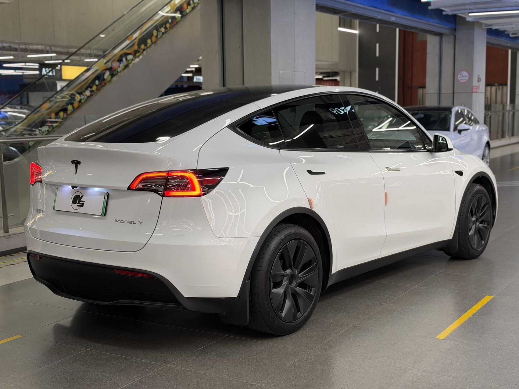 Tesla Model Y 2024 car image #4