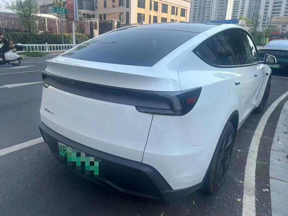 Tesla Model Y 2026 immagine di auto #6