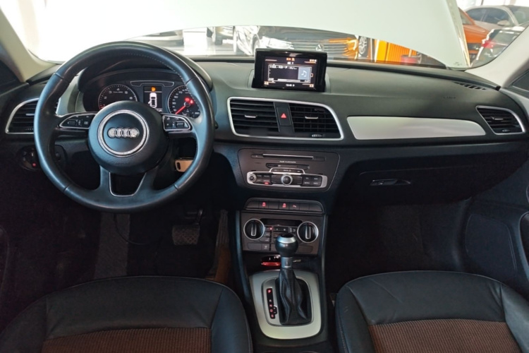 Audi Q3 2018 car image #10