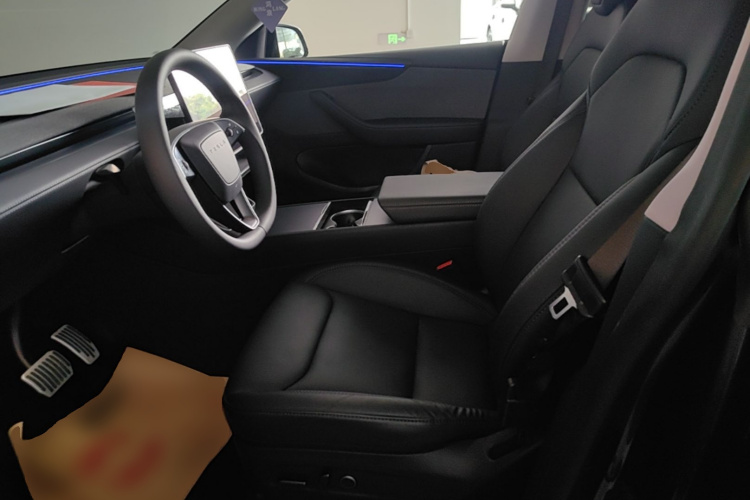 Tesla Model Y 2025 immagine di auto #15