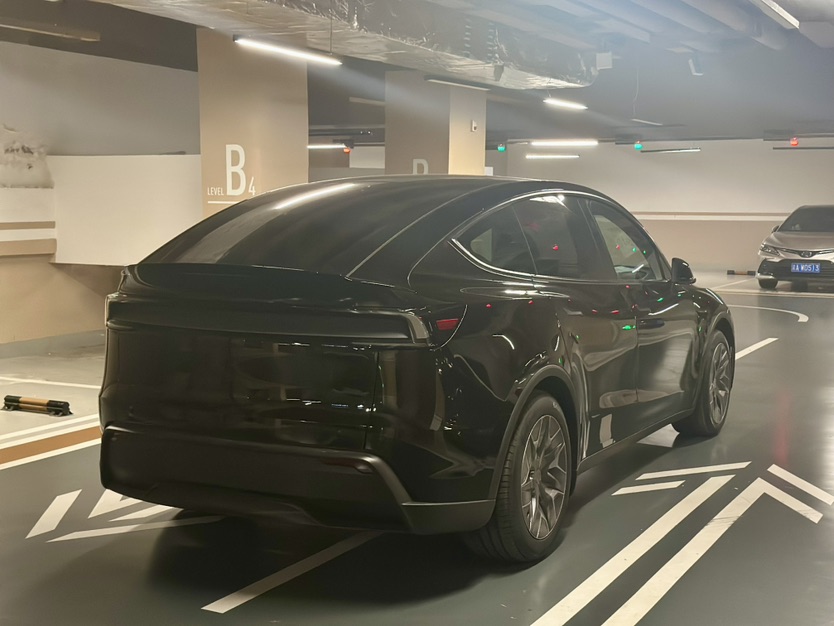 Tesla Model Y L 2026 #4 Tesla Model Y L 2026 car image #4