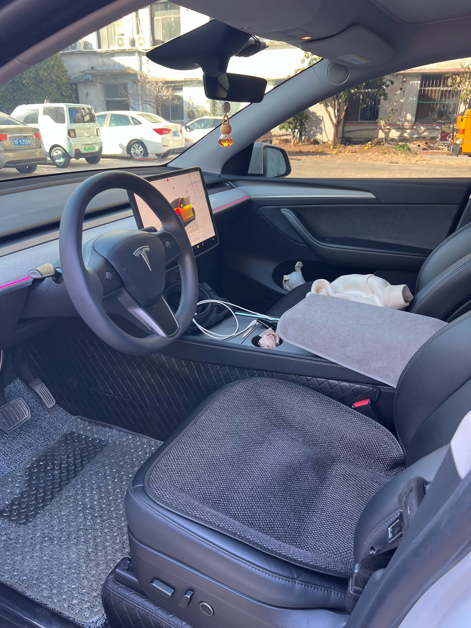 Tesla Model Y 2024 car image #2