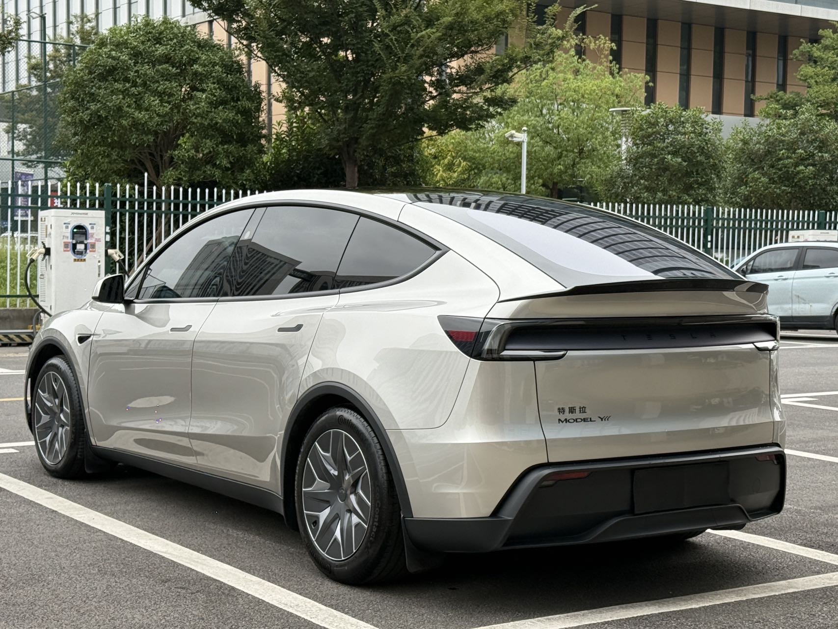 Tesla Model Y L 2025 изображение автомобиля #4