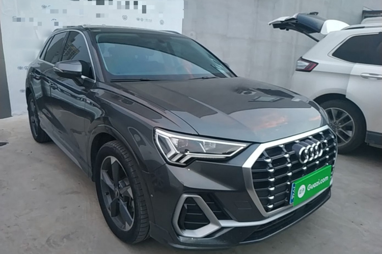 Audi Q3 2022 car image #4