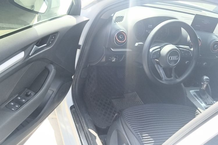 Audi A3 2018 car image #16