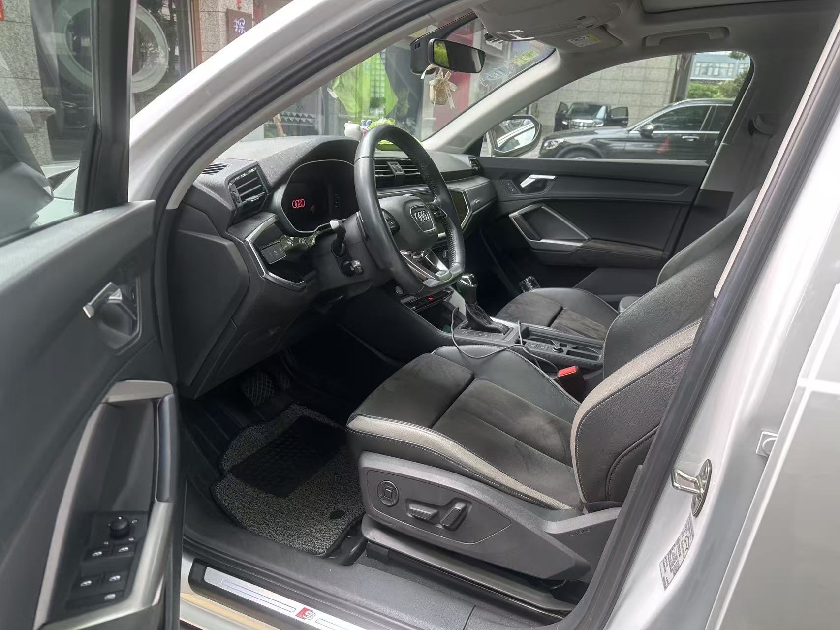 Audi Q3 2019 car image #3