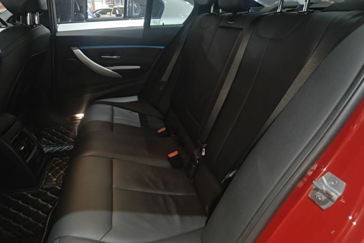BMW 3 Series 2019 car image #17
