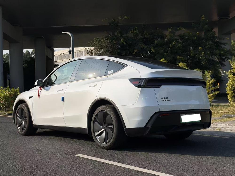 Tesla Model Y 2026 #5 Tesla Model Y 2026 immagine di auto #5