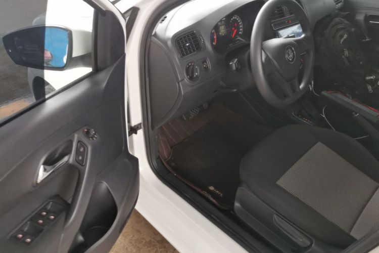 Volkswagen Polo 2018 car image #15
