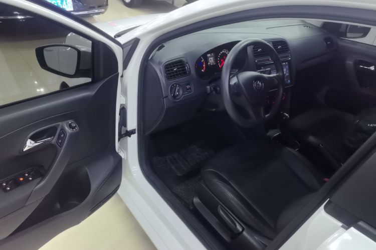 Volkswagen Polo 2018 car image #16