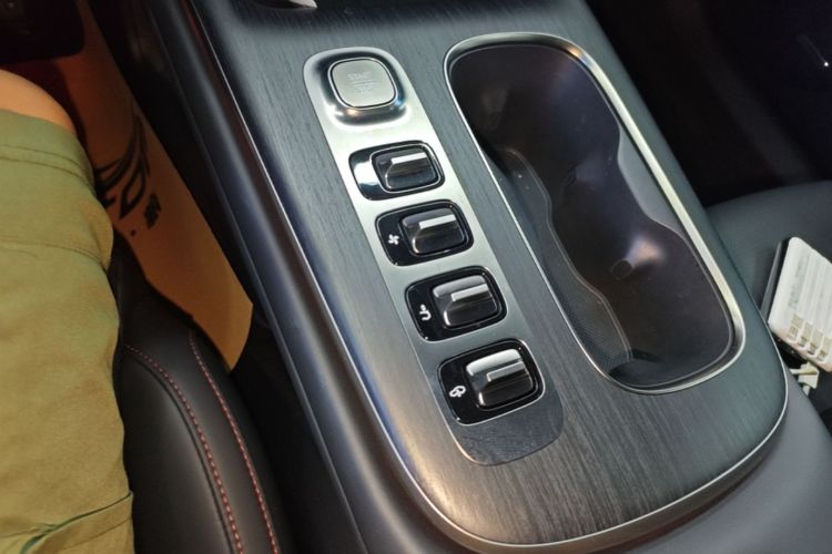 MI SU7 2025 immagine di auto #14