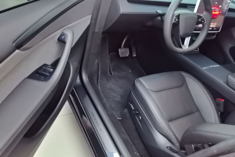 Tesla Model Y 2025 car image #16