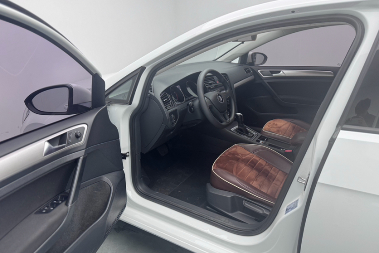 Volkswagen Golf 2018 car image #19
