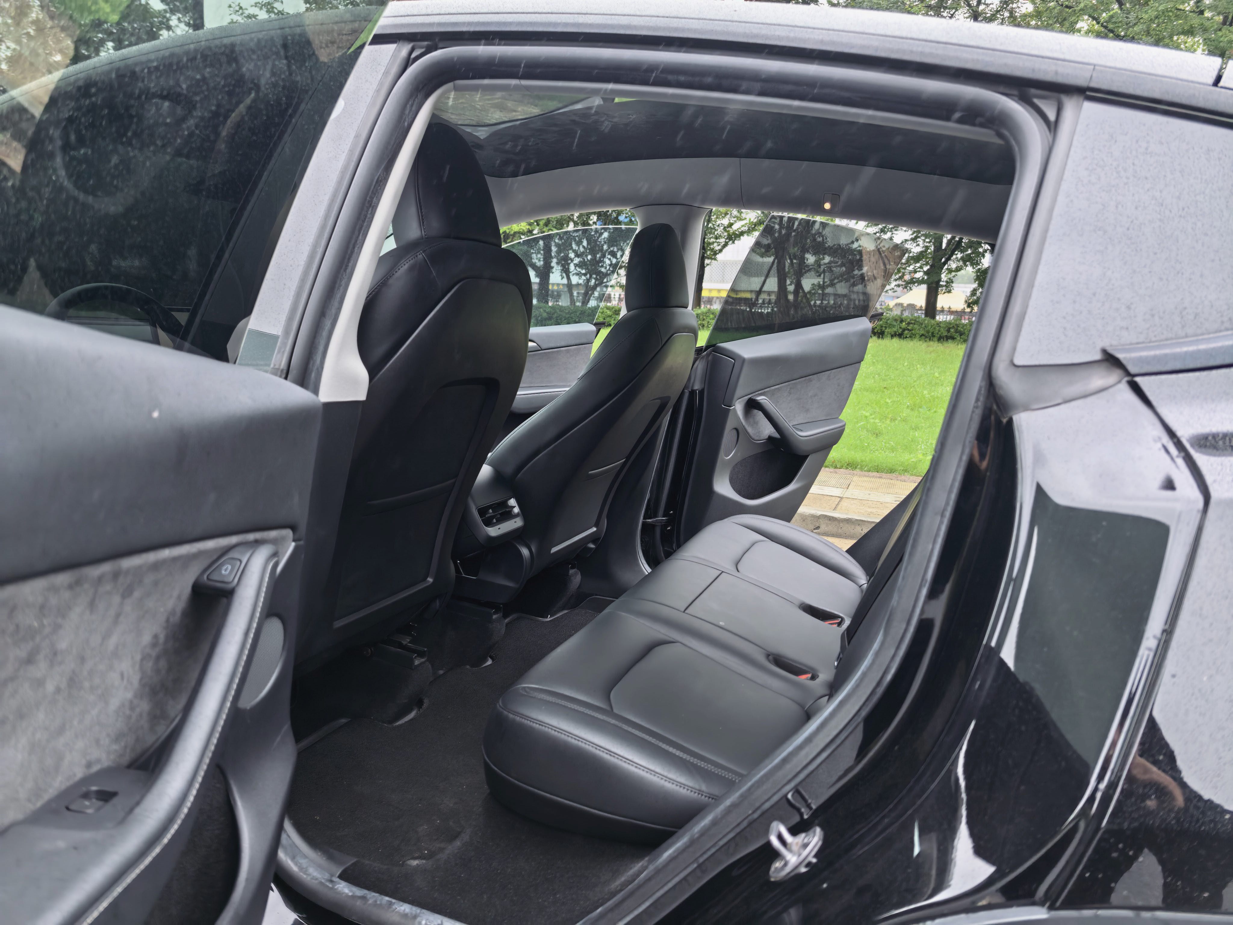 Tesla Model Y 2022 #5 Tesla Model Y 2022 car image #5