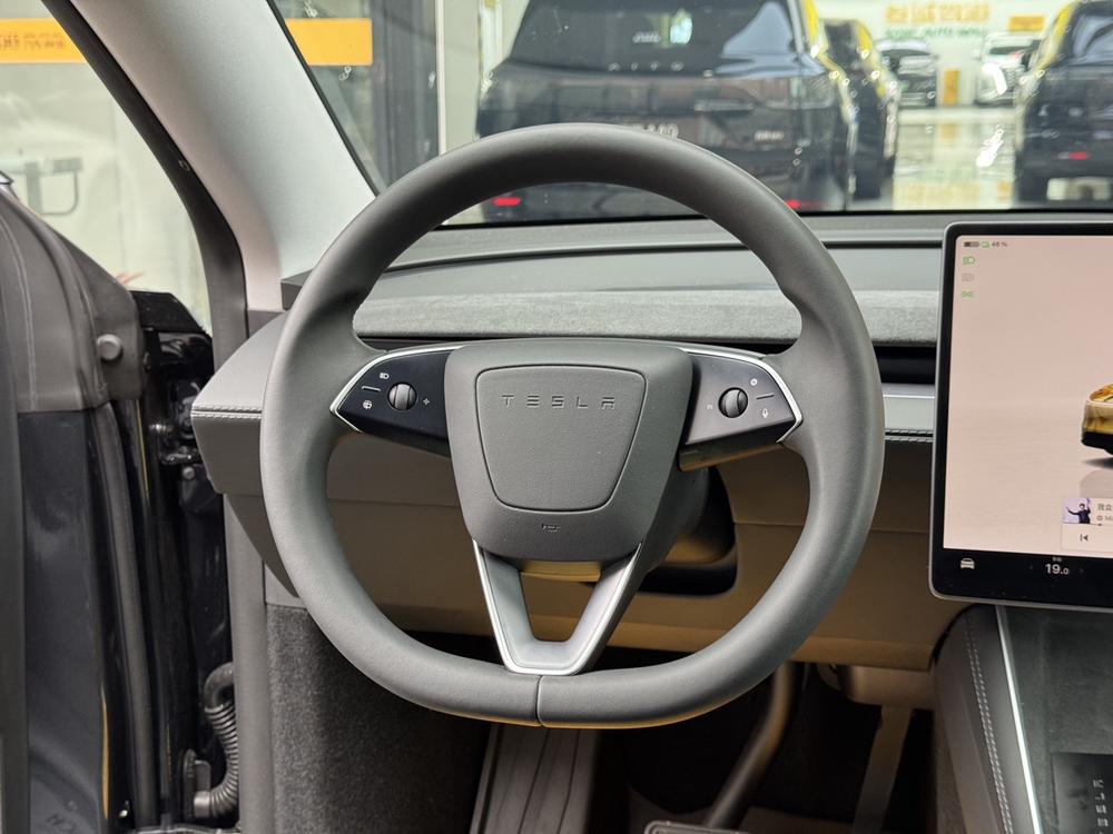 Tesla Model Y 2025 #16 Tesla Model Y 2025 car image #16