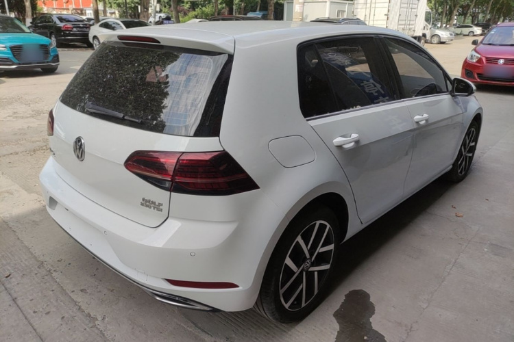 Volkswagen Golf 2018 car image #7