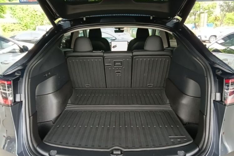 Tesla Model Y 2024 car image #19