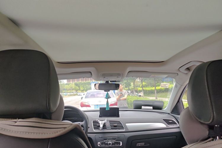 Audi Q3 2018 car image #16