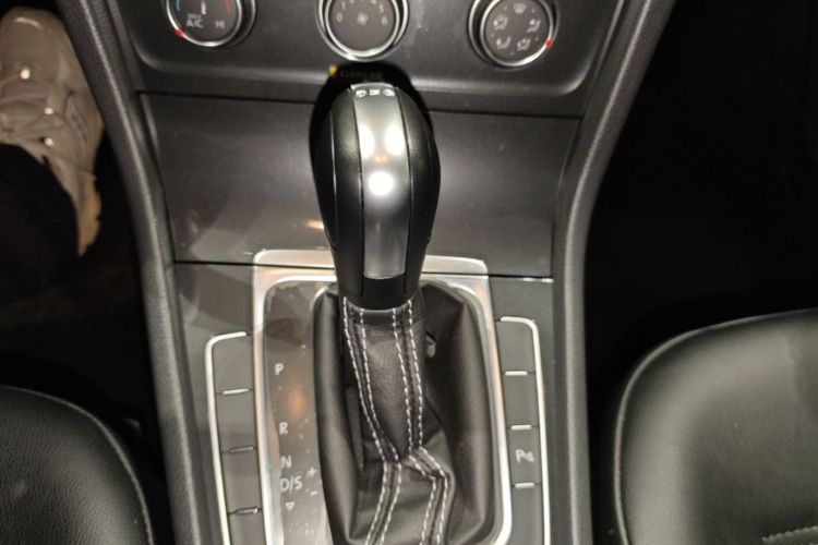 Volkswagen Golf 2017 car image #16