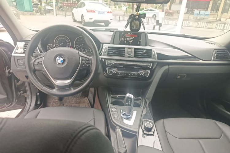 BMW 3 Series 2017 car image #10